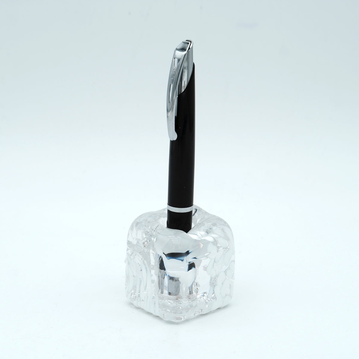 Porte stylo en verre sculpté
